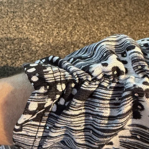 Allison Daley Black and White Abstract Printed 3/4 Cinched Sleeve Top - Picture 9 of 9